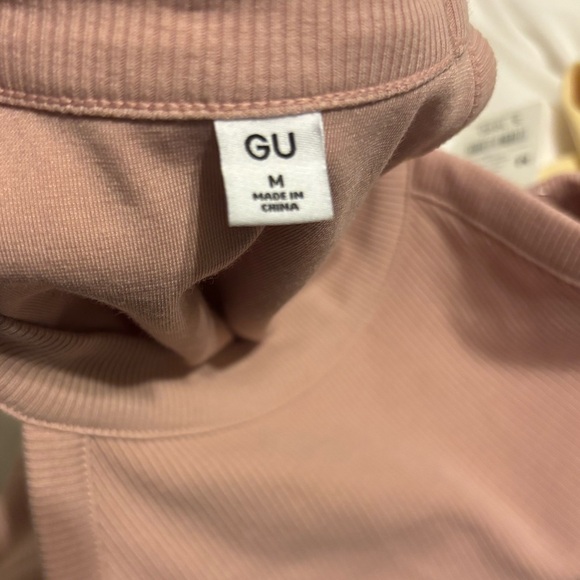 NWT GU by Uniqlo Bra-Feel Cropped Halter Neck Tank Top Pink - Picture 3 of 4